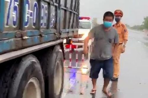 Vụ tài xế vi phạm tố bị CSGT đánh: Tước bằng lái 4 tháng, phạt 47,5 triệu đồng
