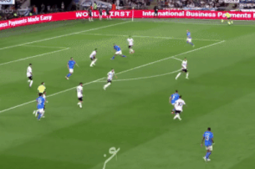 Pha độc diễn từ sân nhà của Messi