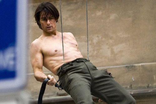 Thân hình săn chắc tuổi 60 của Tom Cruise