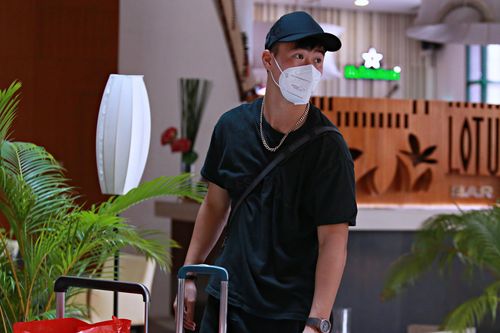 Tuấn Hải giúp Duy Mạnh xử lý sự cố ở khách sạn