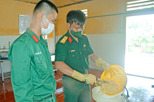 Vượt khó để chăm lo tốt bữa ăn bộ đội