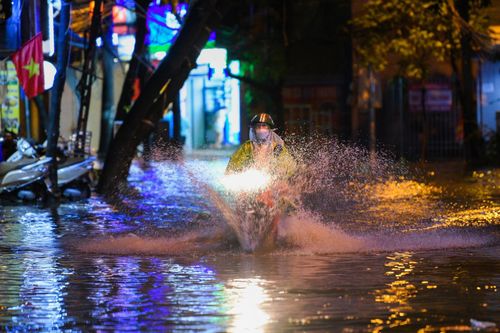 Sau cơn mưa lớn, người dân Hà Nội 'bì bõm' lội nước trong đêm về nhà