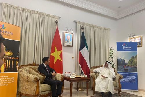 Đại sứ Ngô Toàn Thắng làm việc với Chủ tịch Liên đoàn bắn súng châu Á