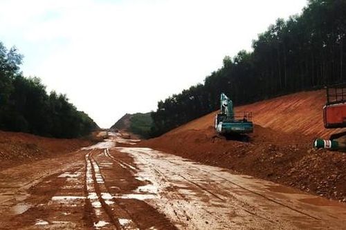 Cao tốc Cam Lộ-La Sơn 'ngấm đòn' mưa lũ miền Trung