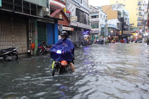 'Phố Tây' Bùi Viện bất ngờ hóa sông sau cơn mưa lớn