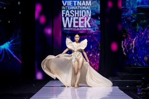 'Mother Land': Nữ quyền lên ngôi trong những thiết kế ấn tượng