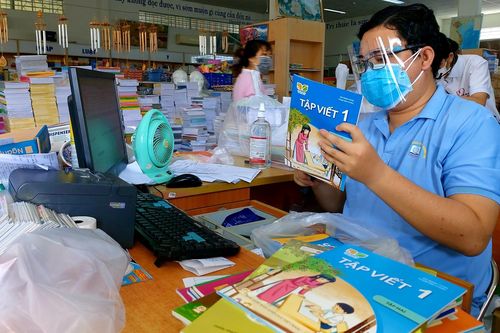 Đại biểu Quốc hội đề nghị cấm bán sách tham khảo, hoãn tăng học phí