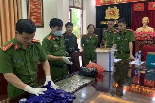 Thanh Hóa: Bắt 'bà trùm' U70 buôn ma túy cùng 1 khẩu súng, 2,8 tỷ đồng