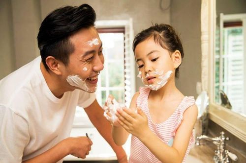 Những đứa trẻ xuất sắc thường được cha mẹ khen theo CÁCH này