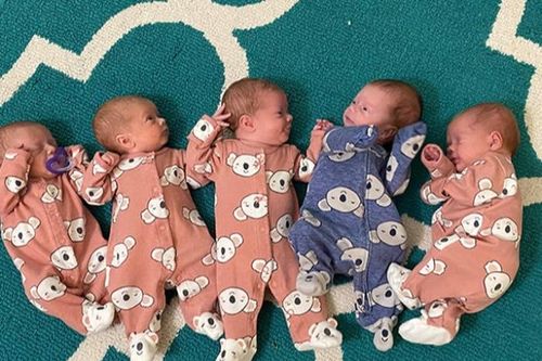 Muốn đẻ thêm 'tiểu công chúa', bà mẹ sững sờ phát hiện mang thai 5