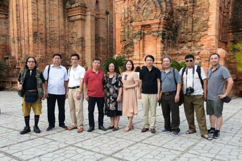 Hội viên Hội VHNT tỉnh Bắc Giang dự khai mạc Trại sáng tác văn học nghệ thuật tại Nha Trang