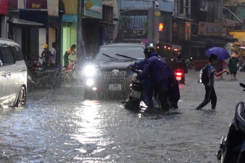 TPHCM: Mưa lớn kéo dài, phố Tây Bùi Viện biến thành sông