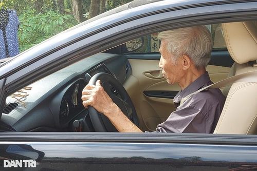 Tâm sự của cụ ông 83 tuổi lái xe bon bon hàng trăm km: Lo lắng vì sợ không còn cơ hội lái xe
