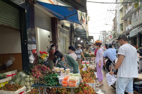 TP HCM: Nhộn nhịp thị trường Tết Đoan Ngọ
