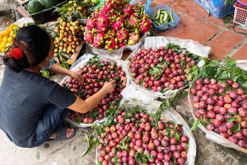 Thị trường ngày Tết Đoan Ngọ: Trái cây rẻ hơn nhiều so với mọi năm