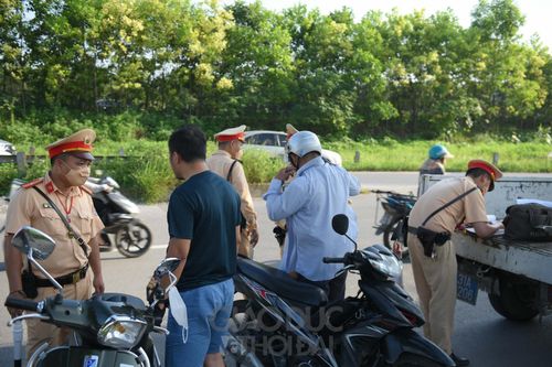 Bị xử lý lỗi đi vào làn cao tốc, người tự xưng bác sĩ dọa 'vào viện sẽ gặp anh'