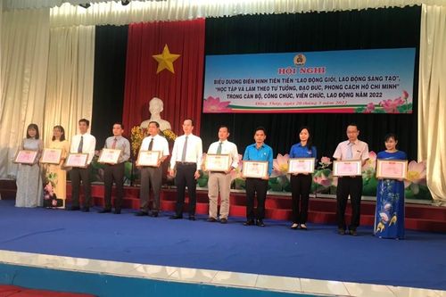 Vinh danh nhà giáo vượt khó dạy giỏi, lao động sáng tạo