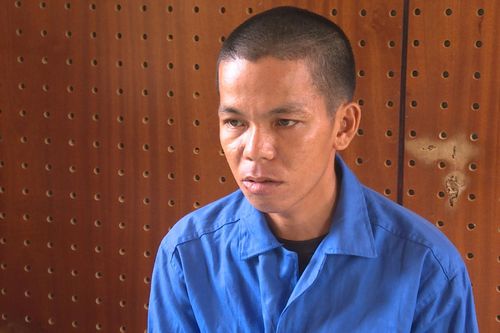 Giải nguy cho bạn, thanh niên cầm dao chém chết người