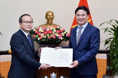 Trao giấy chấp nhận Tổng Lãnh sự mới của Lào tại TP. Đà Nẵng