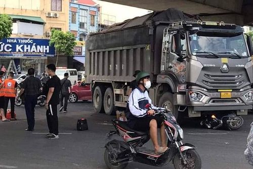Người phụ nữ tử vong do bị cuốn vào gầm xe tải ở ngã tư Pháp Vân - Giải Phóng