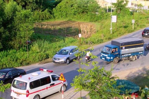 Thót tim khi đi qua ngã tư 'tử thần' không đèn tín hiệu ở thành phố Vinh