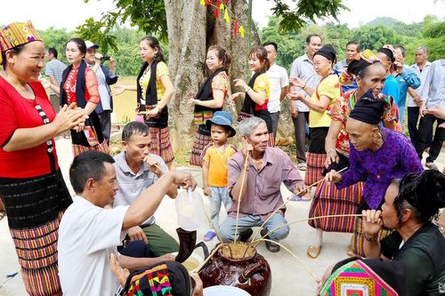 Rộn ràng lễ hội mừng lúa mới của bản Thái miền Tây Nghệ An