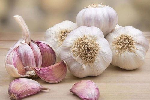 Đi chợ nên mua tỏi trắng hay tỏi tím thì tốt cho sức khỏe?