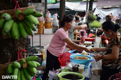 Người Hà Nội dậy sớm mua rượu nếp về 'diệt sâu bọ'
