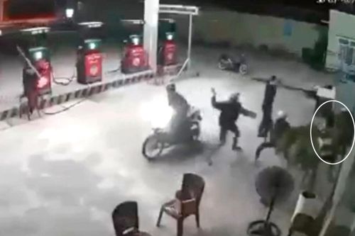 Nam thanh niên bị truy sát, chém gục ở cây xăng
