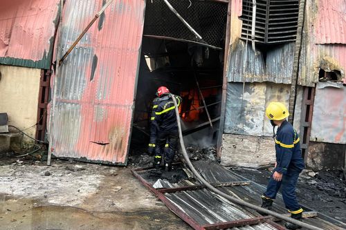 Hà Nội: Cháy kho chứa thực phẩm ở phố Phú Viên trong đêm