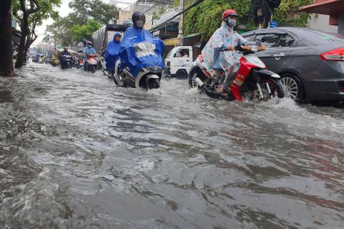 Đầu tư hàng trăm tỷ đồng, đường ở TPHCM vẫn ngập