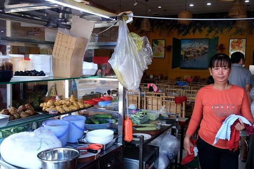 Nhiều quán ăn ở TP.HCM tính chuyện tăng giá vì hết ngưỡng chịu đựng