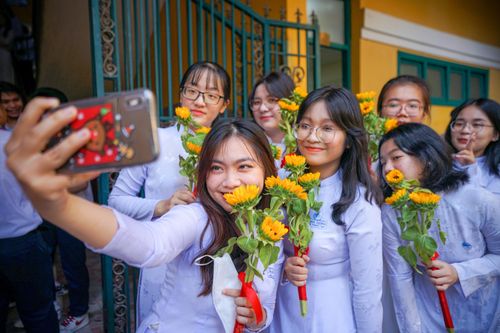 Những khoảnh khắc trong veo đầy cảm xúc trong ngày chia tay tuổi học trò