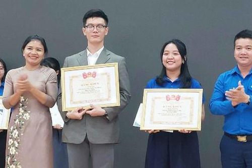 Nam sinh khoa Dược và nữ sinh trường THPT chuyên Nguyễn Du giành giải nhất Olympic Tiếng Anh