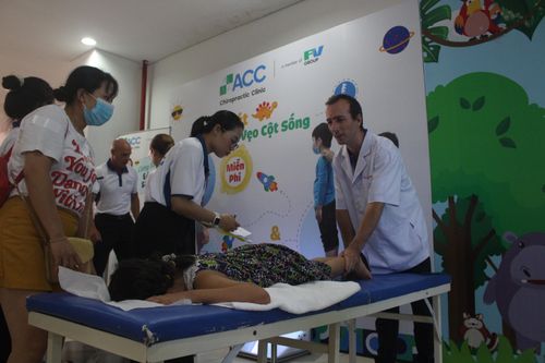 Hơn 200 em nhỏ được tầm soát vẹo cột sống, bàn chân bẹt miễn phí