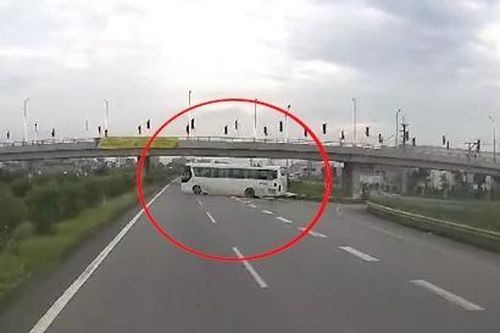 Bắc Giang: Xe khách đi ngược chiều, nhập làn vào cao tốc 'ngang như cua'