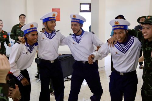 Nụ cười của những người lính đảo Trường Sa rắn rỏi