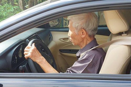 Nghệ An: Trầm trồ cụ ông 83 tuổi dù đi còng vẫn tự lái ô tô đi chợ