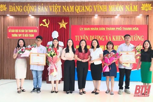 Tuyên dương, khen thưởng 2 học sinh nhặt được tiền rơi trả người đánh mất