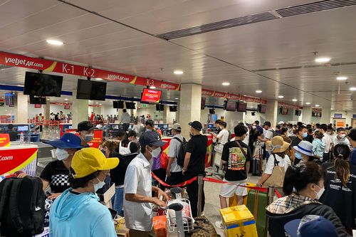 Hệ thống check-in bị lỗi gây ùn tắc nghiêm trọng ở sân bay Tân Sơn Nhất