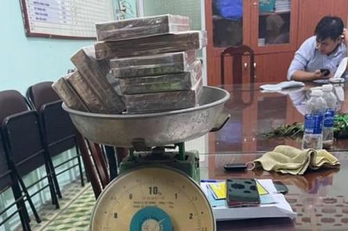 Cảnh sát phối hợp vây bắt hai mẹ con 'ôm' 10 bánh heroin trên kênh Tàu Hũ