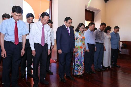 Thủ tướng dâng hương tưởng nhớ 111 năm ngày Bác Hồ ra đi tìm đường cứu nước