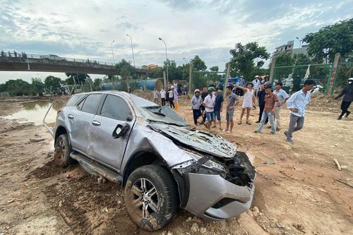 2 xế hộp biến dạng hoàn toàn sau tai nạn giao thông trên đại lộ Thăng Long