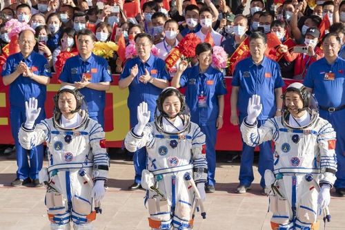 Tàu Thần Châu-14 của Trung Quốc đưa 3 nhà du hành lên Thiên Cung