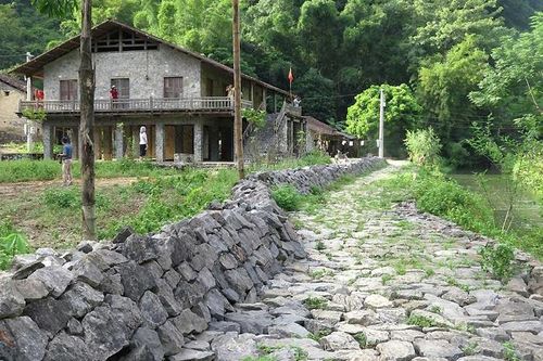 Khám phá làng đá cổ ở Cao Bằng