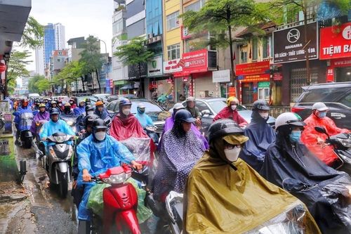 Mưa to đầu giờ sáng, Hà Nội ùn tắc cục bộ