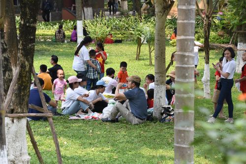 Hà Nội: Phụ huynh nội thành 'đỏ mắt' tìm chỗ cho con nghỉ hè