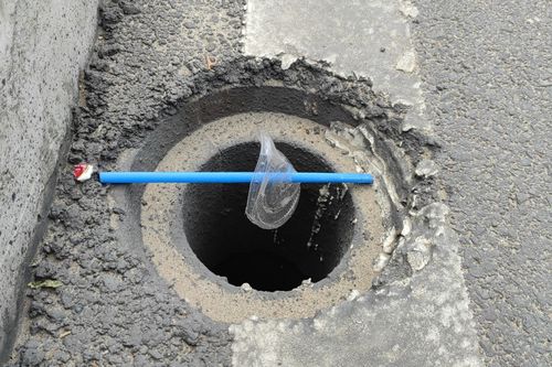 Xác minh nguyên nhân loạt nắp chắn rác cầu Nguyễn Hữu Cảnh biến mất