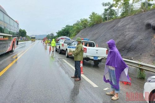 Tai nạn trên cao tốc Nội Bài-Lào Cai làm 6 người thương vong