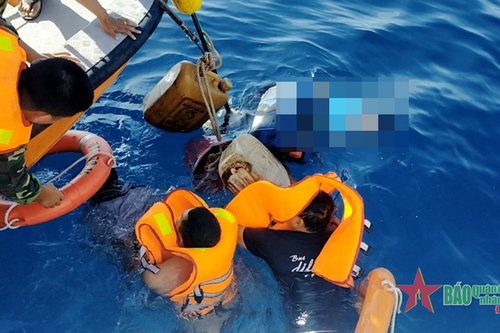 Bộ đội Biên phòng cứu người bị nạn trên biển
